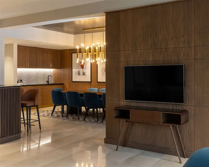 Hotel room thinga sak chair .